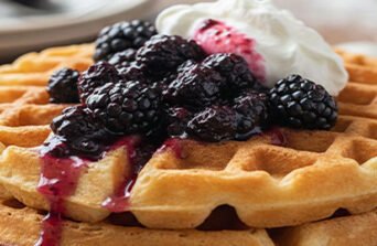 ხრაშუნა ვაფლი მაყვლის სოუსით: საუკეთესო საუზმის რეცეპტი