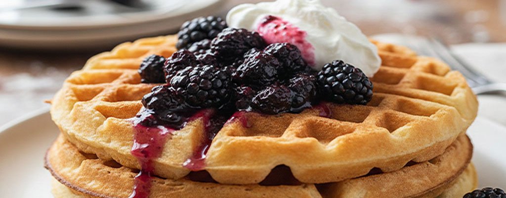 ხრაშუნა ვაფლი მაყვლის სოუსით: საუკეთესო საუზმის რეცეპტი